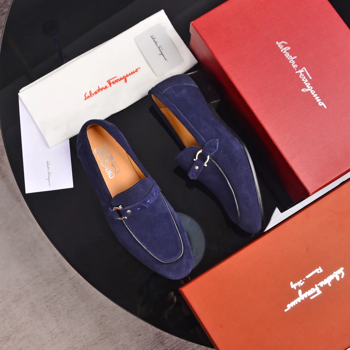 Factory: 260 Original order quality Brand: Ferragamo Size: Men's size 38/44 (45 can be customized) Grade: Same style as the official website High-end quality men's shoes Material: Original top layer frosted cowhide, water-dyed cowhide lining original outsole Style categories: Men's fashionable formal business casual leather shoes Slip-on men's high-top series Young fashion European and American trends British style Casual matching Comfortable feet